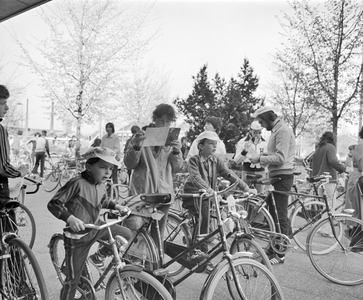 882453 Afbeelding van enkele fietsers op de controlepost tijdens de Landelijke Fietsdag bij het Holiday Inn Hotel ...